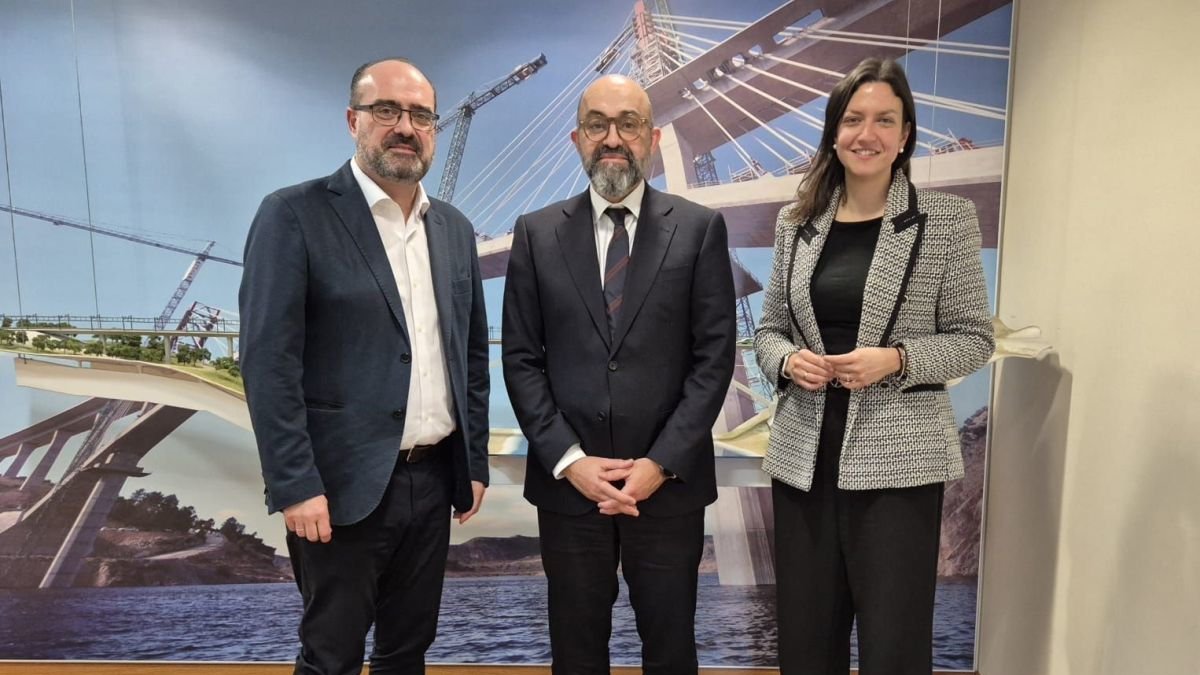 El presidente de Adif, flanqueado por Marco Morala y Lidia Coca, en Madrid.