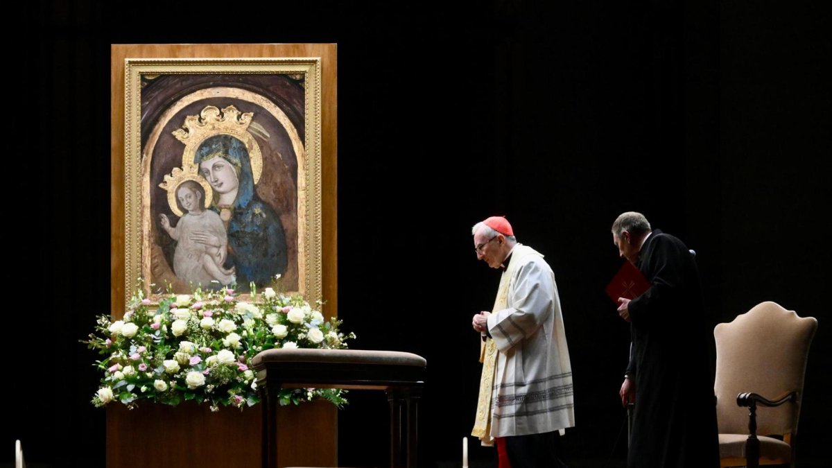 El secretario de Estado del Vaticano, Pietro Parolin, preside el rezo del Rosario por la salud del papa Francisco, en la Plaza de San Pedro del Vaticano, el 24 de febrero de 2025. EFE/EPA/ALESSANDRO DI MEO