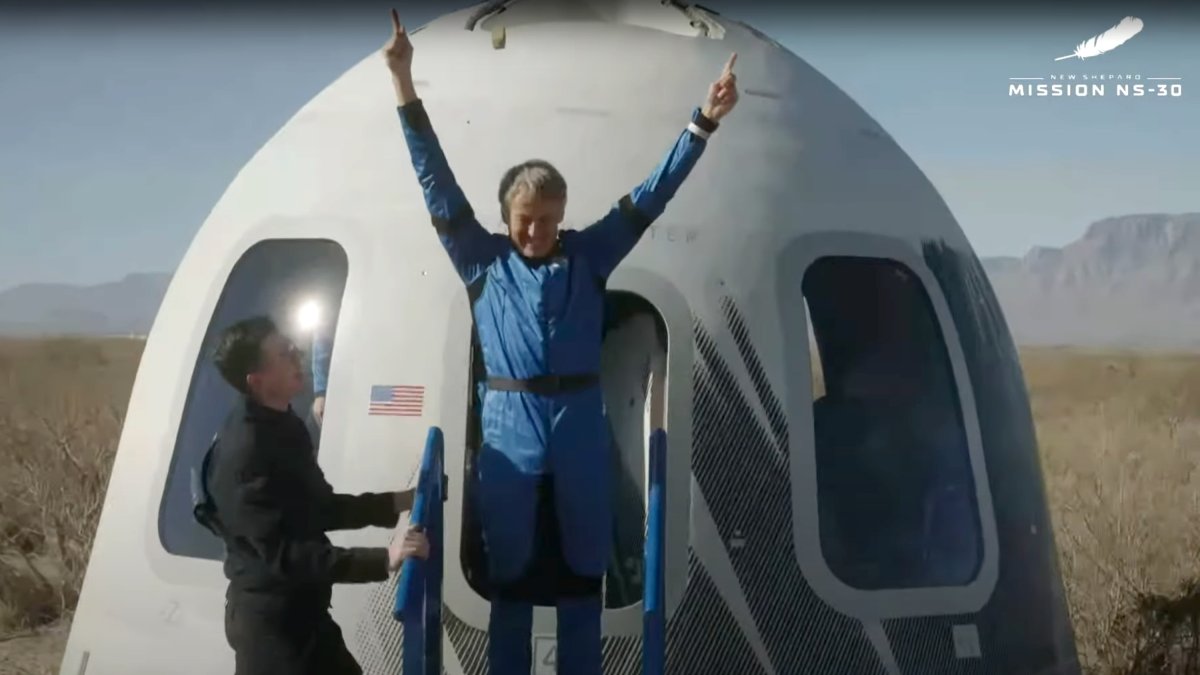 Jesús Calleja sale de la cápsula tras viajar al espacio a bordo del cohete New Shepard de Blue Origin.