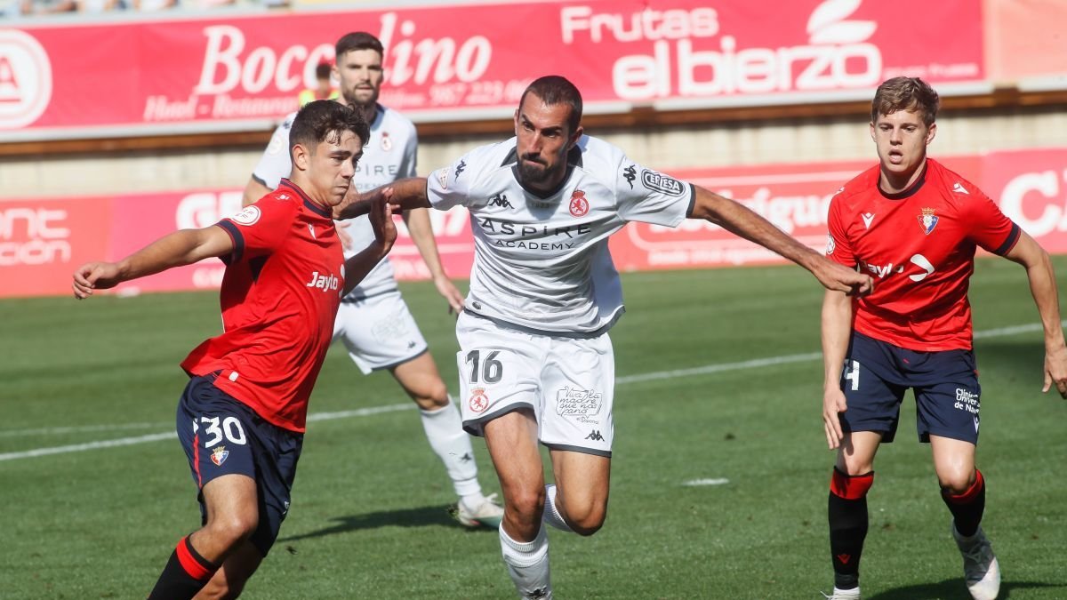 Sergi Maestre se lleva el balón en el Cultural-Osasuna en el Reino.