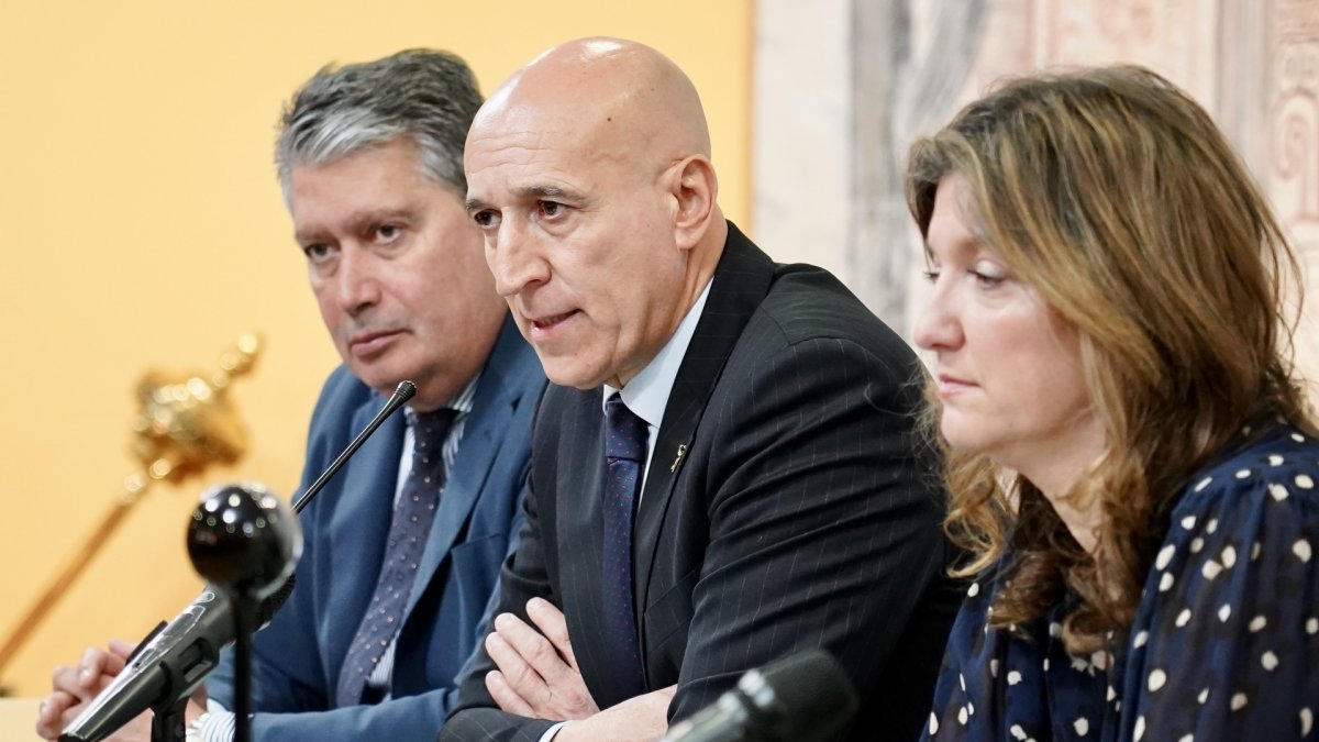 La rectora de la Universidad de León, Nuria González, y el alcalde de León, José Antonio Diez, firman un convenio. CAMPILLO