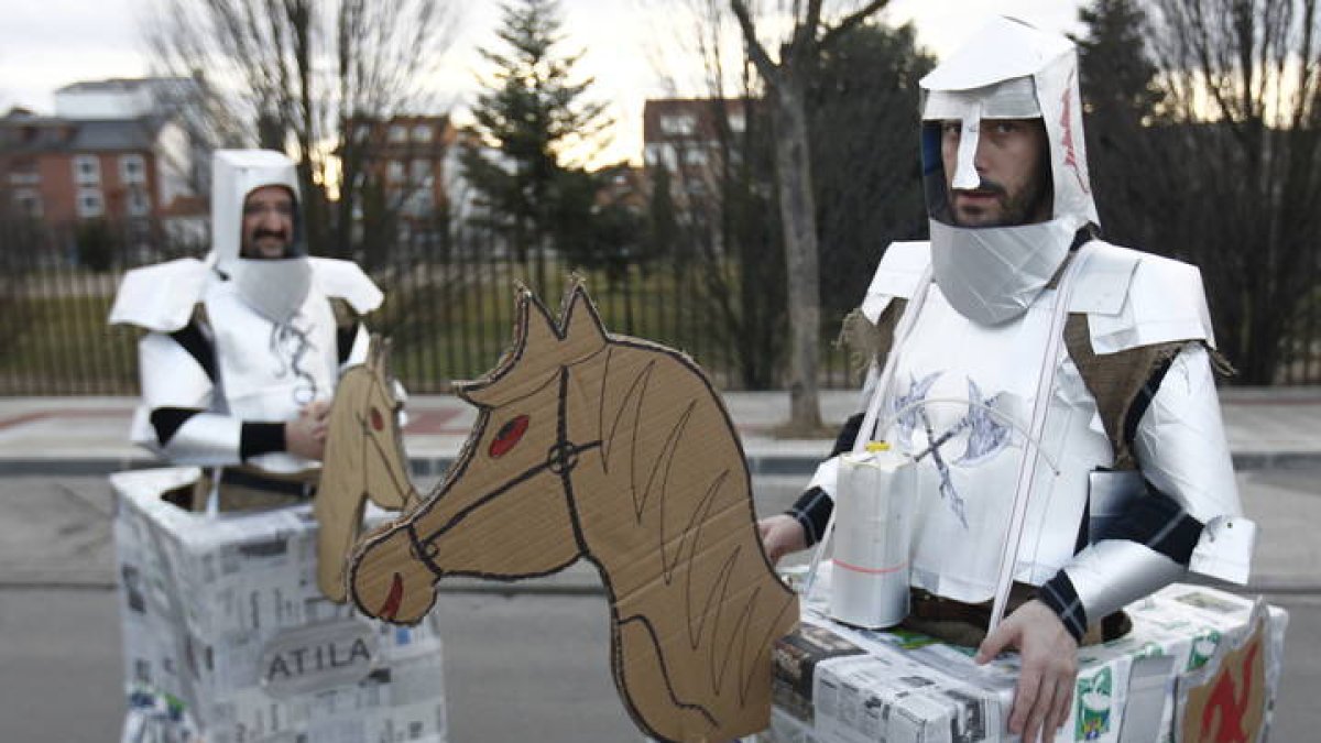 Varios caballeros de hojalata con sus caballos de cartón