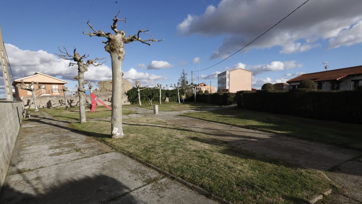 Vista del parque infantil en Fresno que será rehabilitado.