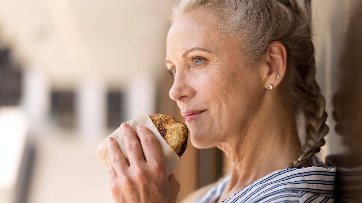 Una mujer de mediana edad durante un descanso para desayunar.