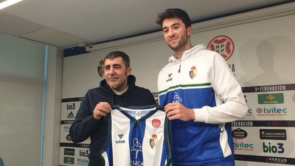 Óscar García y Pau Treviño, en la presentación del jugador.