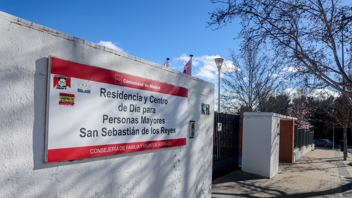 Archivo - Uno de los accesos a la residencia pública de mayores Moscatelares, a 4 de marzo de 2024, en San Sebastián de los Reyes, Madrid (España).