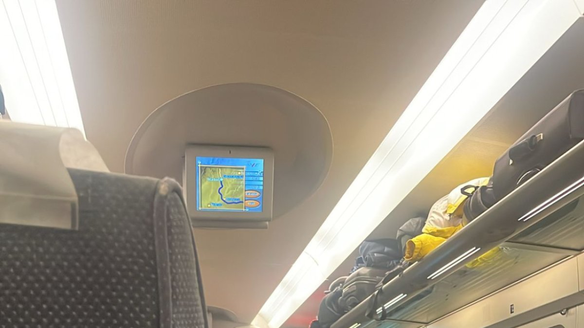 Interior de uno de los trenes atascados por el caos ferroviario.