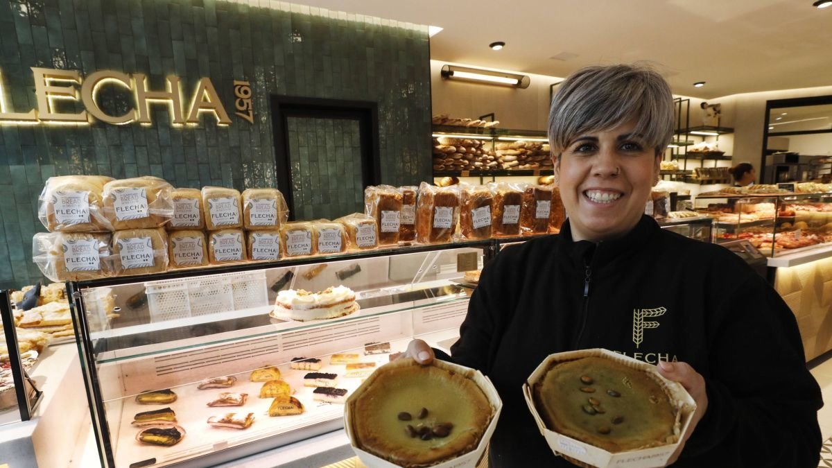 Las sabrosas tartas son una seña de identidad de Panadería Flecha. Y entre ellas la famosa de queso que cuenta ya con un nuevo ingrediente, el pistacho. Para chuparsse los dedos.