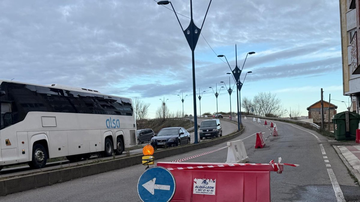 El carril de subida del puente de Azorín en dirección al Ayuntamiento de San Andrés está cortado