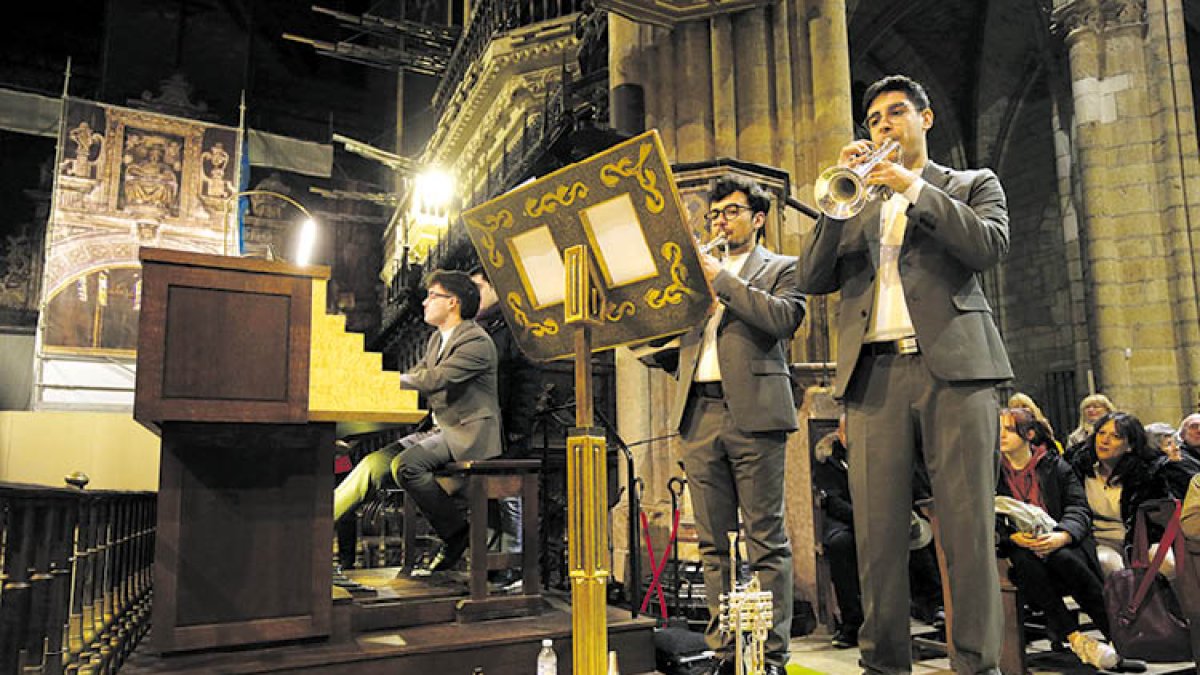 Un momento de la actuación del Trío Piccorgan ayer en la Catedral de León.