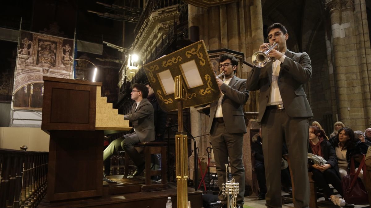 Un momento de la actuación del Trío Piccorgan ayer en la Catedral de León.