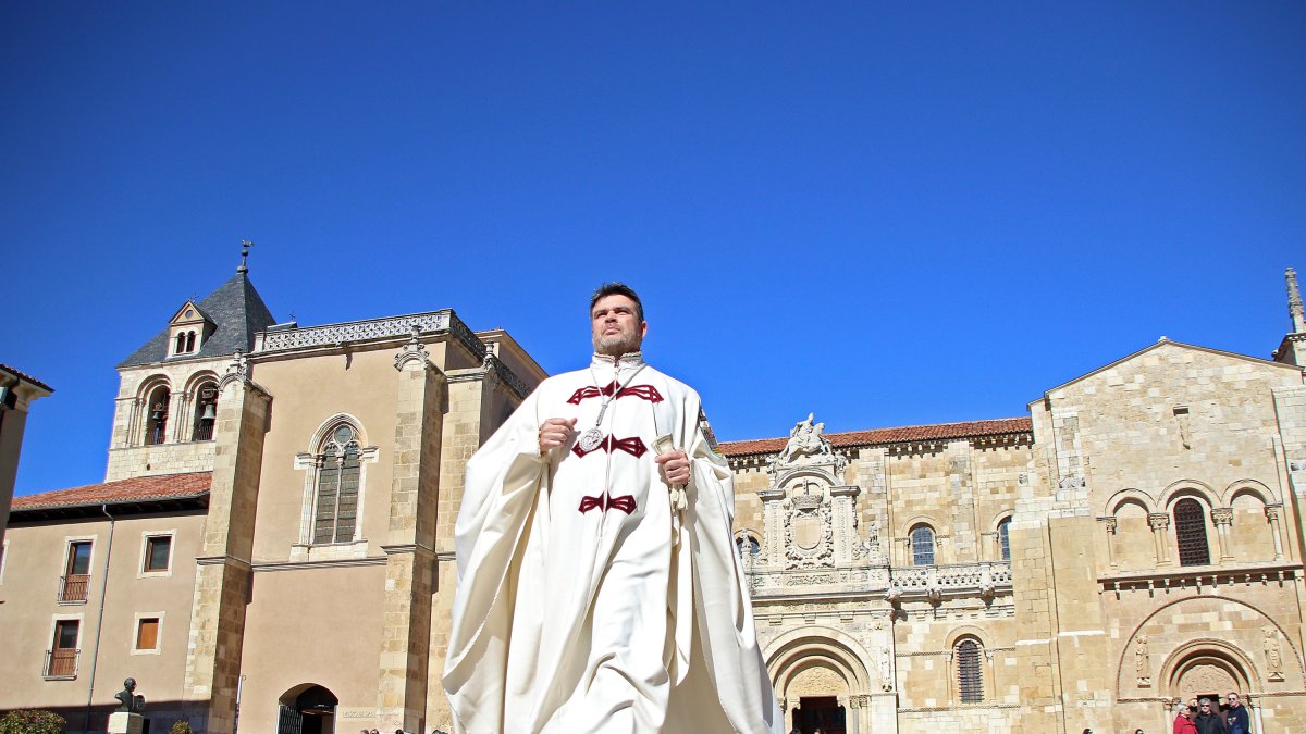 Procesión de la Hermandad de Romeros de San Isidoro del Campo de Santiponce (Sevilla) en León hasta la Basílica de San Isidoro, donde les recibe la la Muy Ilustre, Real e Imperial Orden y Cofradía del Milagroso Pendón.