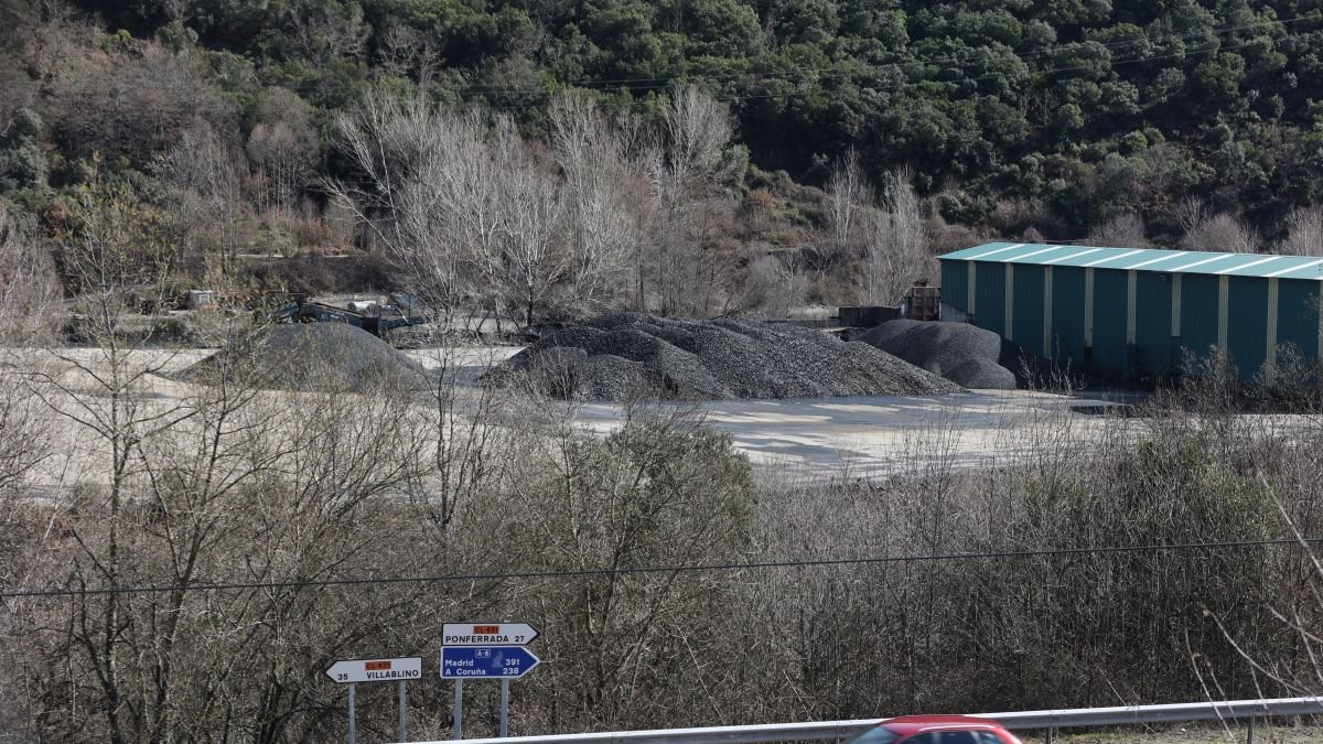 Carbón apilado en las instalaciones de Alinos en Toreno, esta semana.