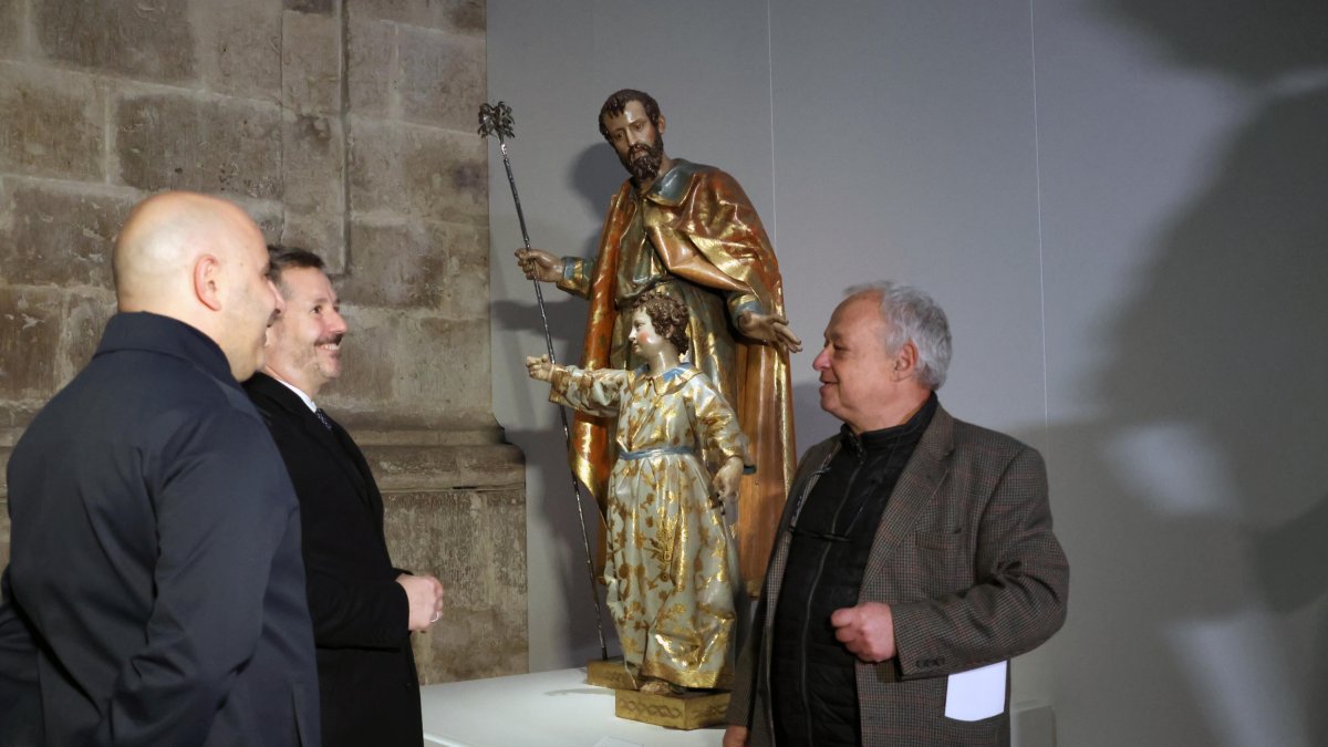 Gonzalo Santonja, en la visita a la exposición, que este domingo se clausuró.