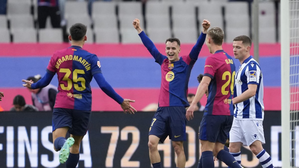 El centrocampista del FC Barcelona Marc Casadó (c) celebra con sus compañeros tras marcar el 2-0 durante el partido de LaLiga EA Sports entre FC Barcelona y Real Sociedad, este domingo en el estadio Olímpico de Montjuic de Barcelona. EFE/ Alejandro García