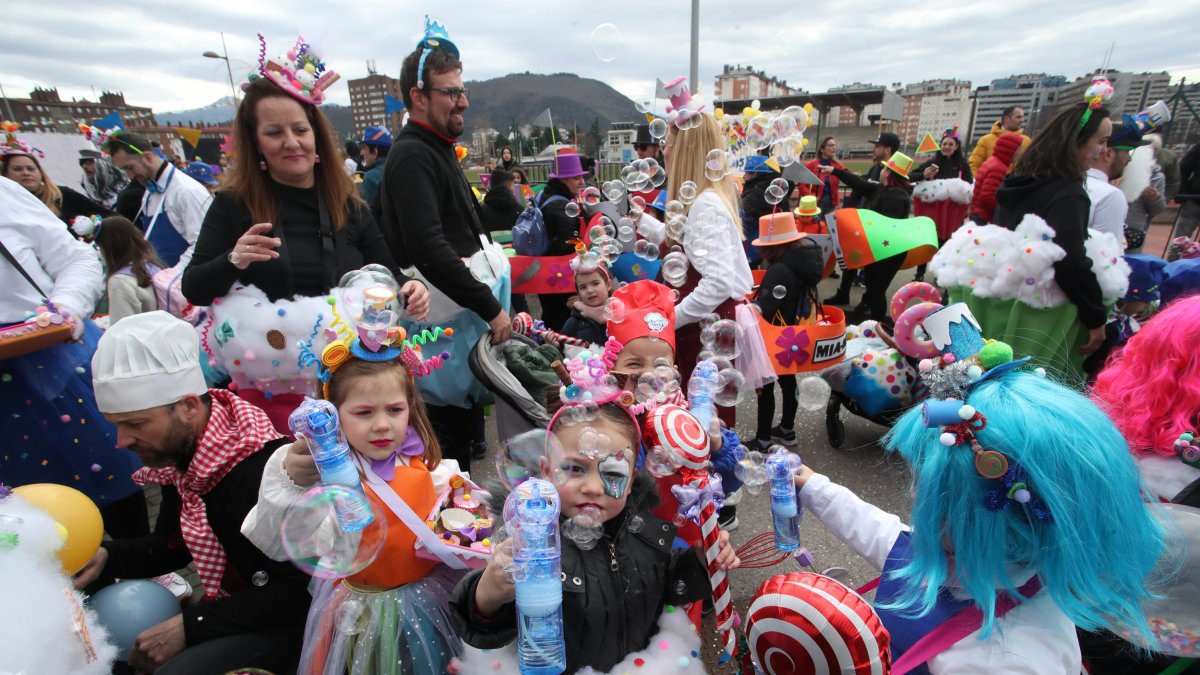 El colorido y la imaginación del Carnaval Infantil desafió al frío en Ponferrada.