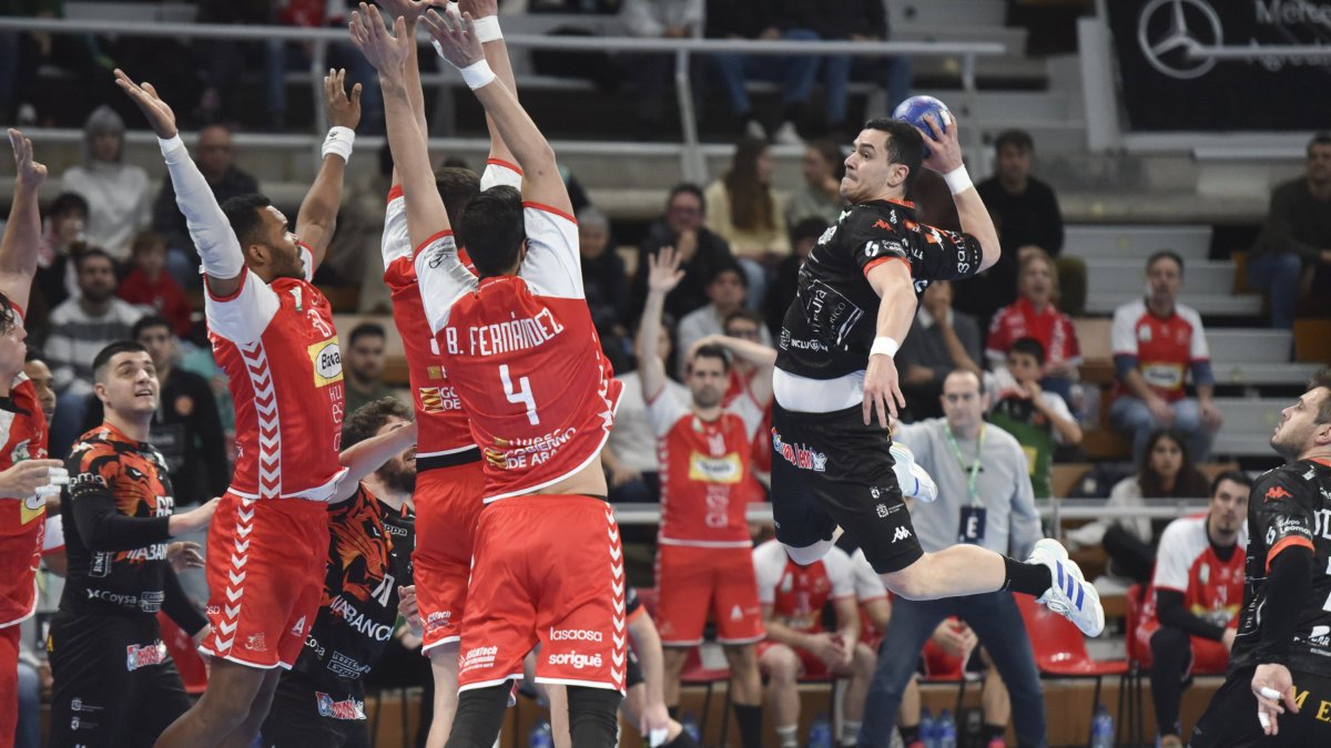 El Ademar vence al Huesca en un partido serio en defensa.