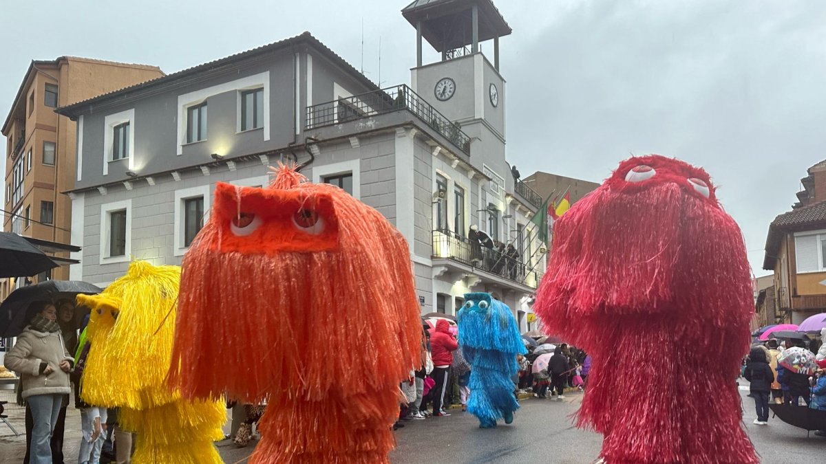 La Robla revive un año más a Don Carnal entre lluvia, charangas y disfraces.