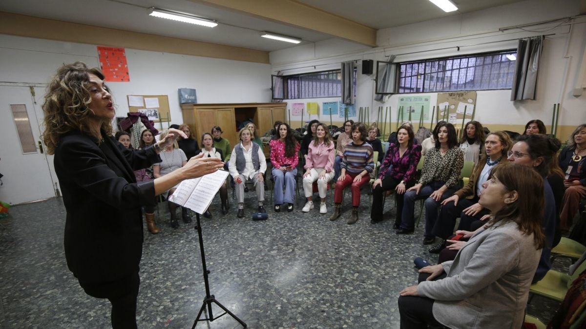 Un momento del ensayo de los viernes en el Juan del Enzina de FemeninoCoral.
