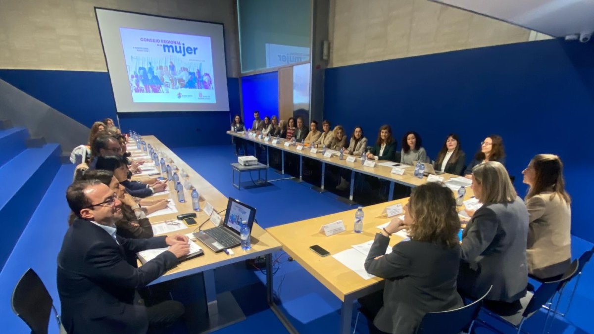 Isabel Blanco ha presidido la reunión del Consejo Regional de la Mujer.