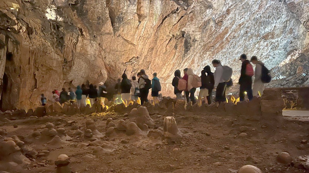 Turistas en la Cueva de Valporquero (Vegacervera, León)