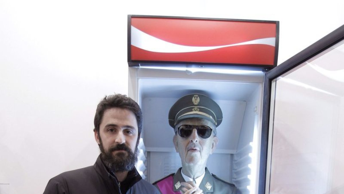 Eugenio Merino, junto a su obra 'Always Franco', en 2012 en Arco. 'El viaje. Javivi, el coche', de Pilar Albarracín, DE 2002.