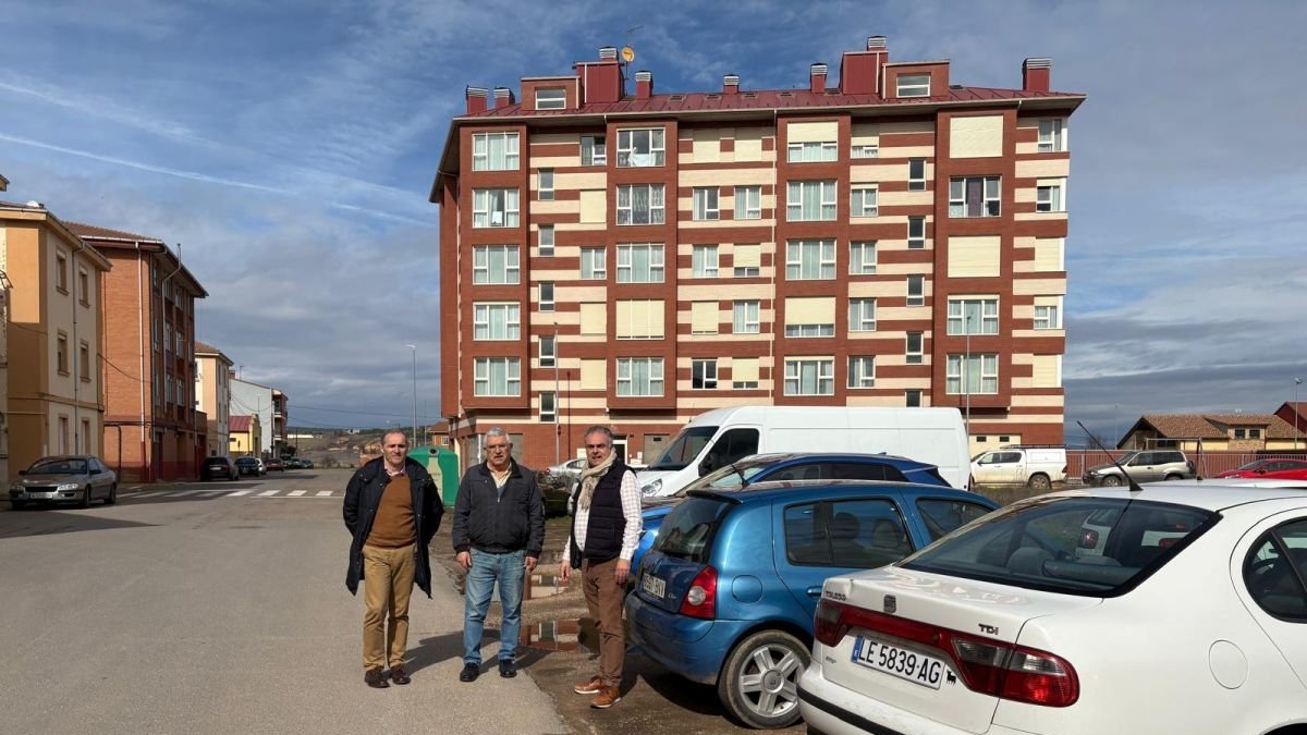 Un momento de la visita a la zona afectada.