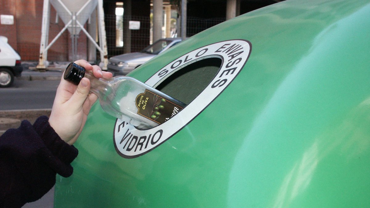 Un contenedor de vidrio.