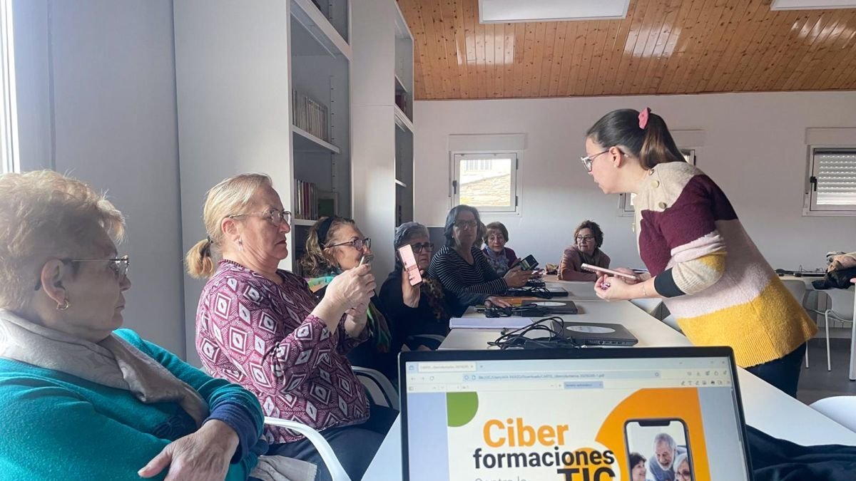 Uno de los talleres de alumnos del instituto de Puente con mayores.