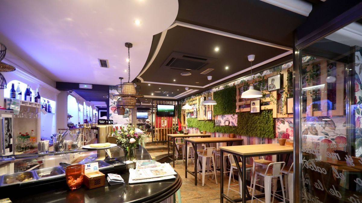 La Cháchara se ha convertido en un espacio de referencia en León, un lugar donde saborear y degustar desde su rico y sabroso café premium a sus deliciosas tapas y raciones.