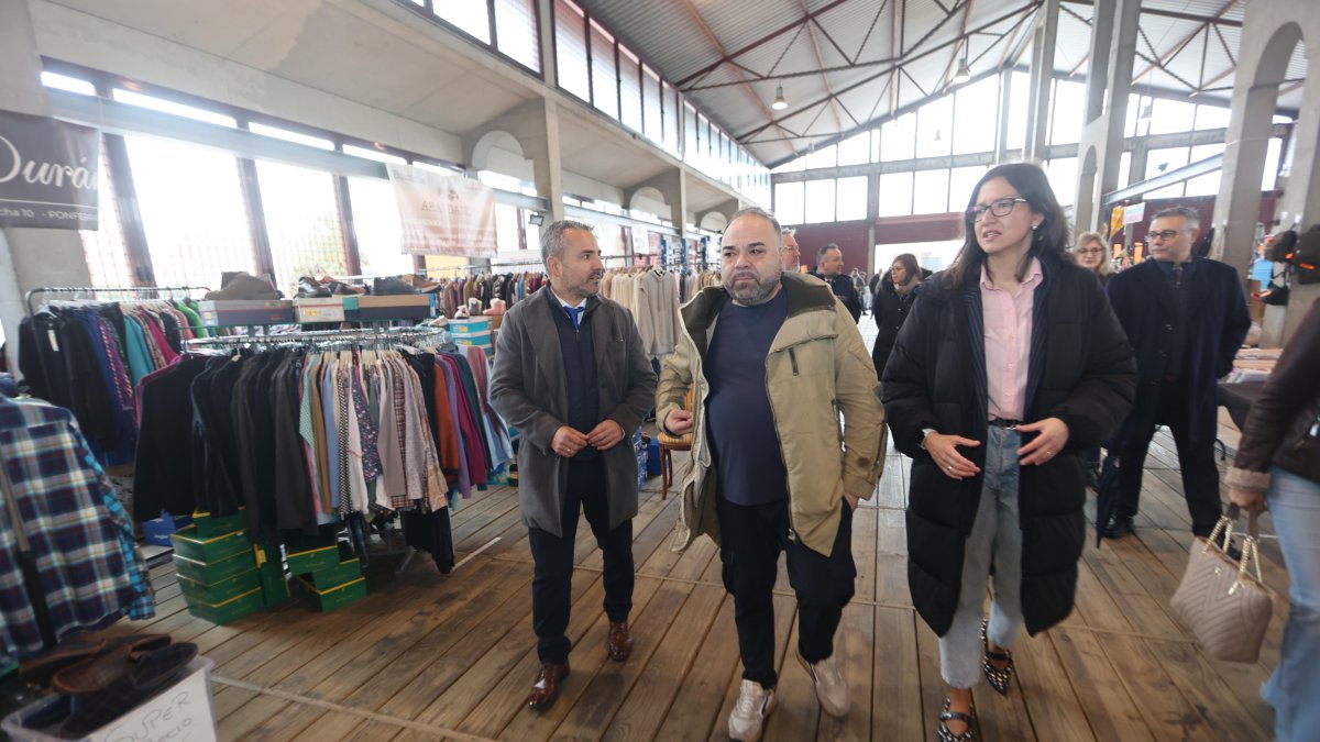 El responsable de Templarium, Felipe Álvarez, recorriendo los expositores en el Museo del Ferrocarril con las autoridades municipales, entre las que también estaba el presidente del Consejo Comarcal.