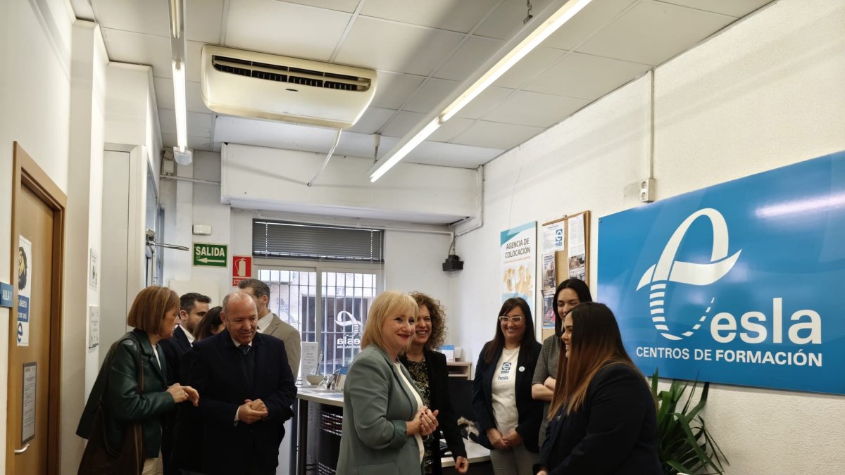 La consejera de Industria, Comercio y Empleo, Leticia García, durante su visita a Benavente
