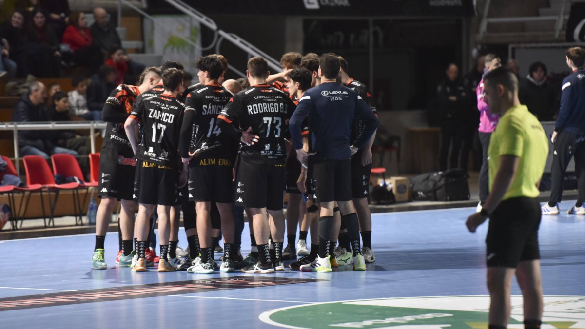 El Ademar buscará ante Bidasoa su cuarto triunfo consecutivo en Liga.