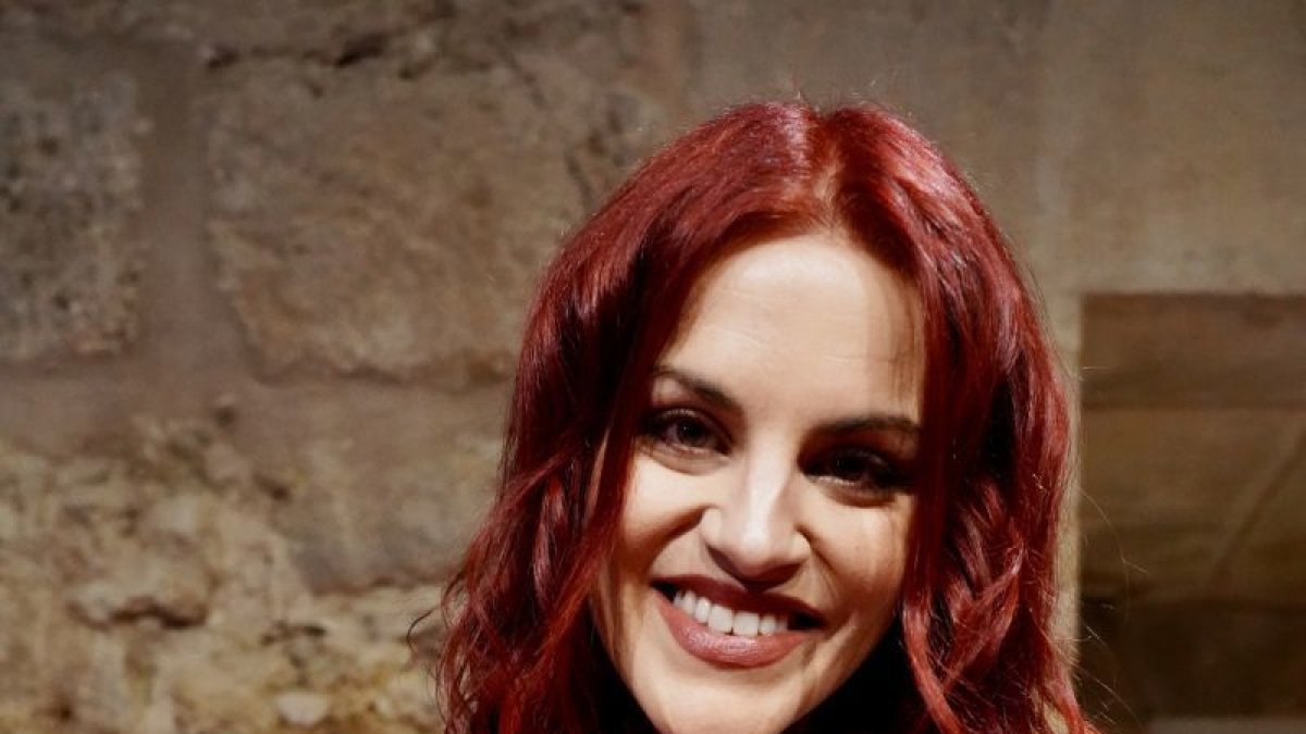 Sara García con su libro.