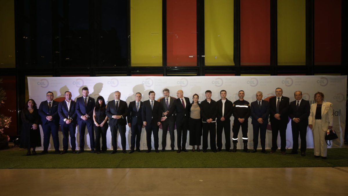 Foto de familia de los premiados y las autoridades.