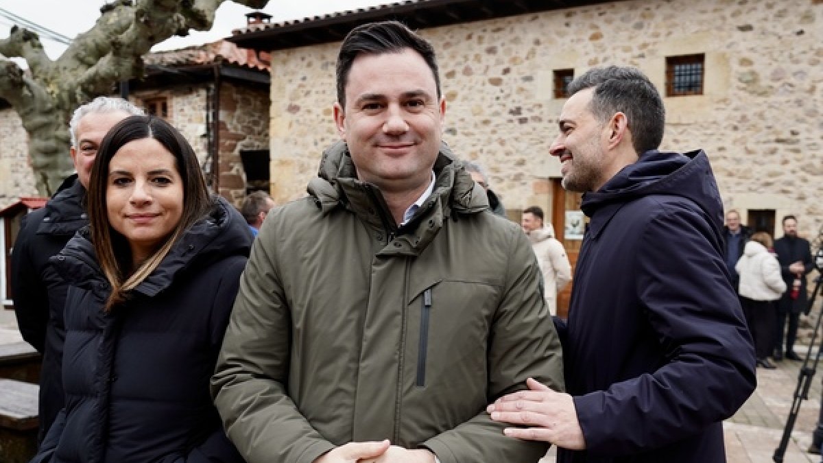 Los candidatos a la secretaría provincial del PSOE, Javier Alfonso Cendón y Diego Moreno y la vicesecretaria del partido en Castilla y León, Nuria Rubio