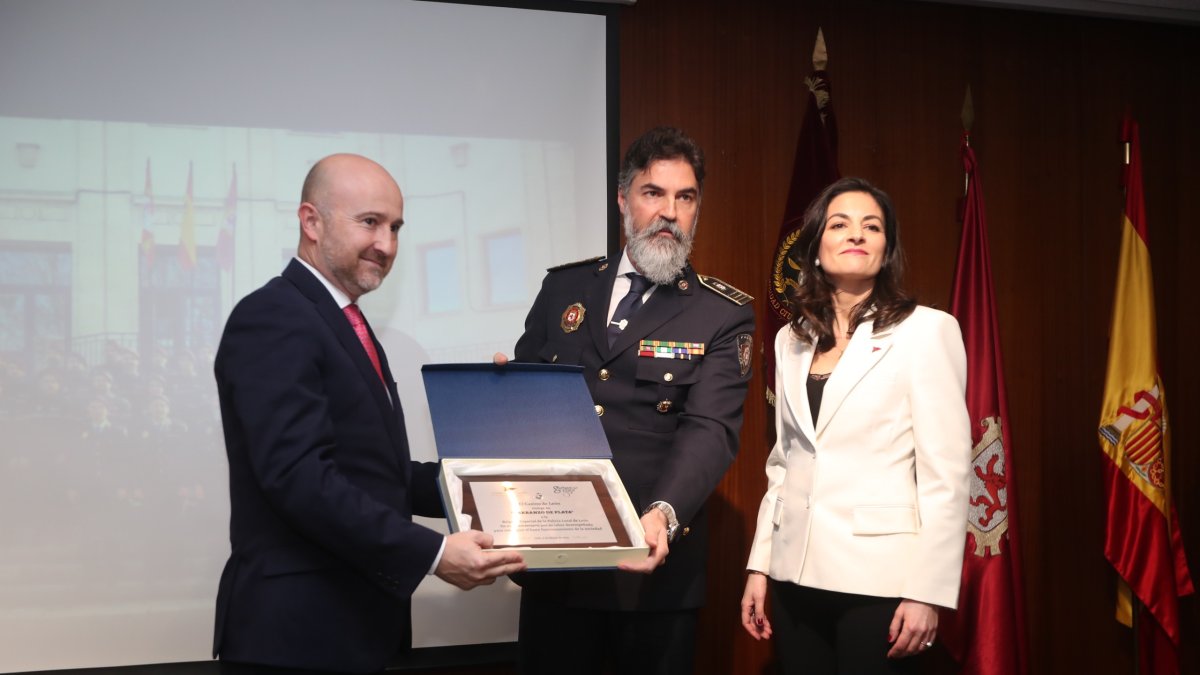 Borja Vallespín, tesorero del Casino, Miguel Ángel Llórente, Intendente Jefe y Marta Fernandez, presidenta del Casino.