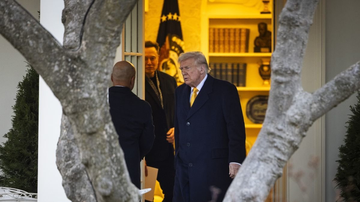 Elon Musk sale con Trump de la Oficina Oval de la Casa Blanca con antes de partir con el presidente hacia Florida.