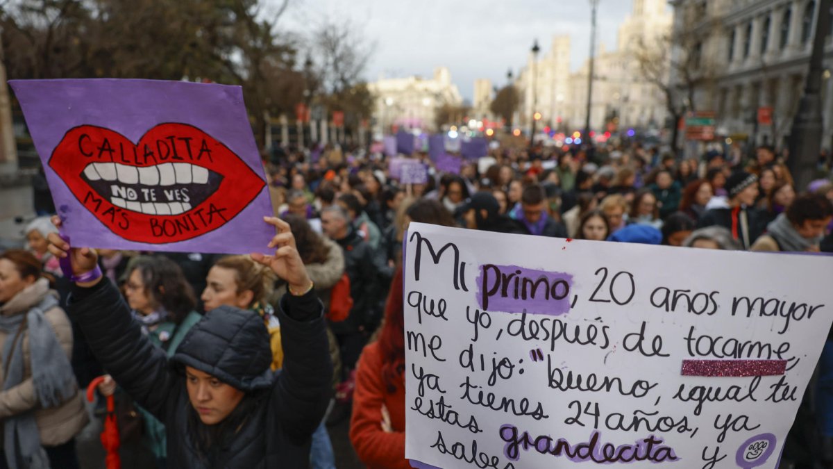 Vista de la manifestación con motivo del Día de la Mujer convocada por el Movimiento Feminista de Madrid, este sábado en Madrid.-
