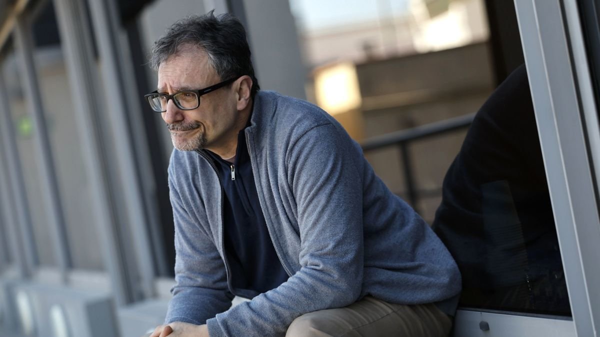 El escritor Albert Sánchez Piñol posa durante la presentación de su nueva novela, 'Las tinieblas del corazón', donde se narran las aventuras de exploradores del siglo XIX.