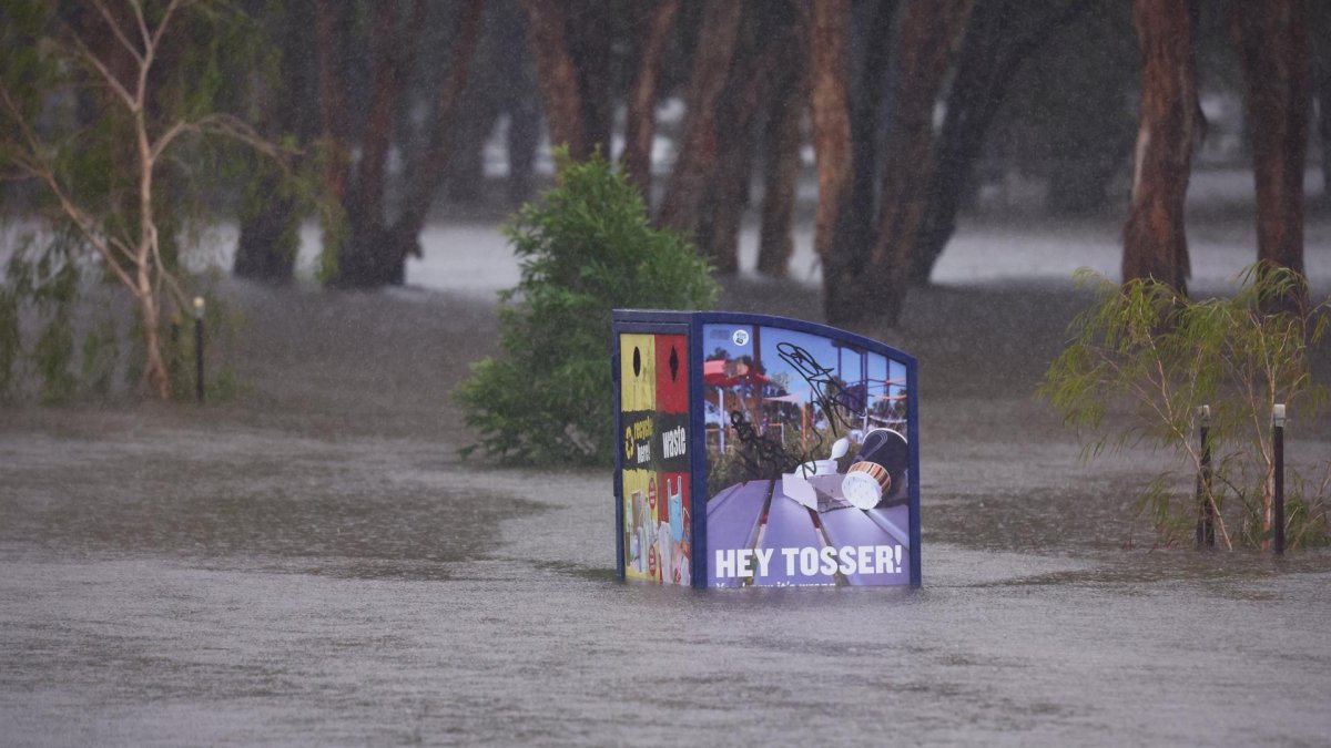 Lismore (Australia), 09/03/2025.- A flooded area on Woodlark Street as residents in New South Wales and Queensland have been told to bunker down for dangerous conditions, including flash flooding, heavy rain, and intense winds, as Tropical Cyclone Alfred was downgraded to a tropical low in Lismore, Australia, 09 March 2025. Authorities are concerned a river levee in Lismore could be breached, with major flooding expected at the Wilsons River. EFE/EPA/Jason O'Brien AUSTRALIA AND NEW ZEALAND OUT