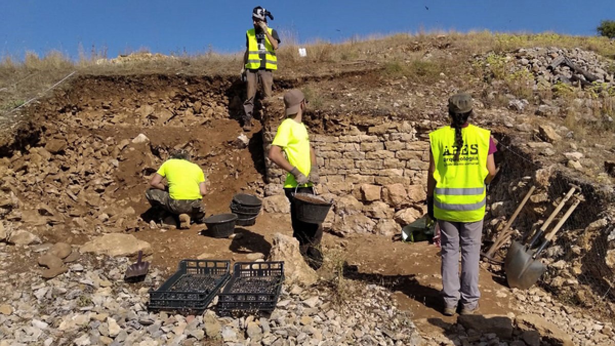 Excavación en el Castro de La Loma, en Las Heras de la Peña, una pedanía de Santibáñez de la Peña (Palencia)