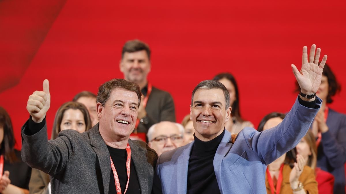 Pedro Sánchez junto a José Ramón Gómez Besteiro, ratificado secretario general del PSdeG ayer, en Santiago.