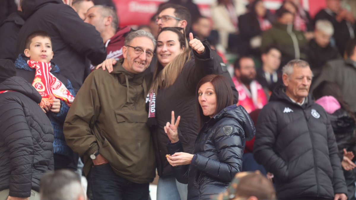 Los seguidores apoyan a su equipo de fútbol en el Reino de León. Manolo Volkscooter junto a otros aficionados y aficionadas.
