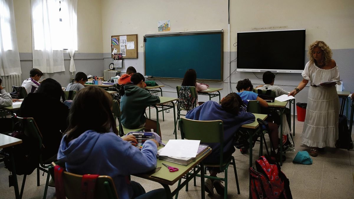 Alumnos en un aula de un colegio durante una clase.