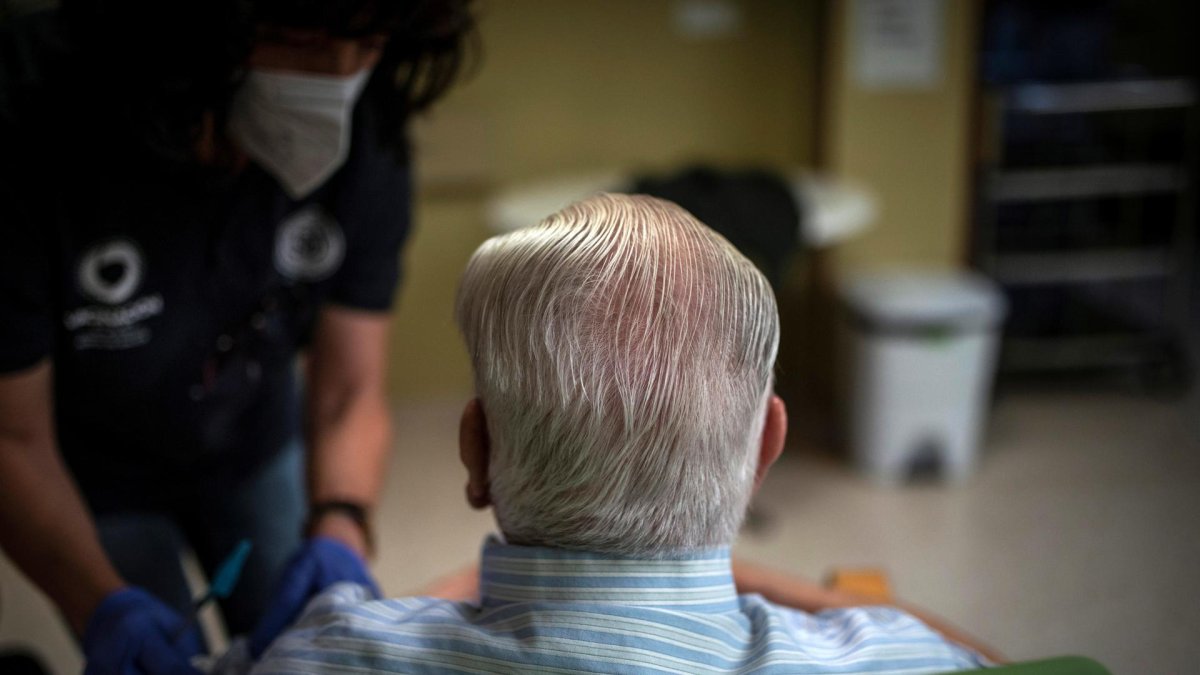 Un hombre es vacunado en una residencia de mayores. EFE/Brais Lorenzo