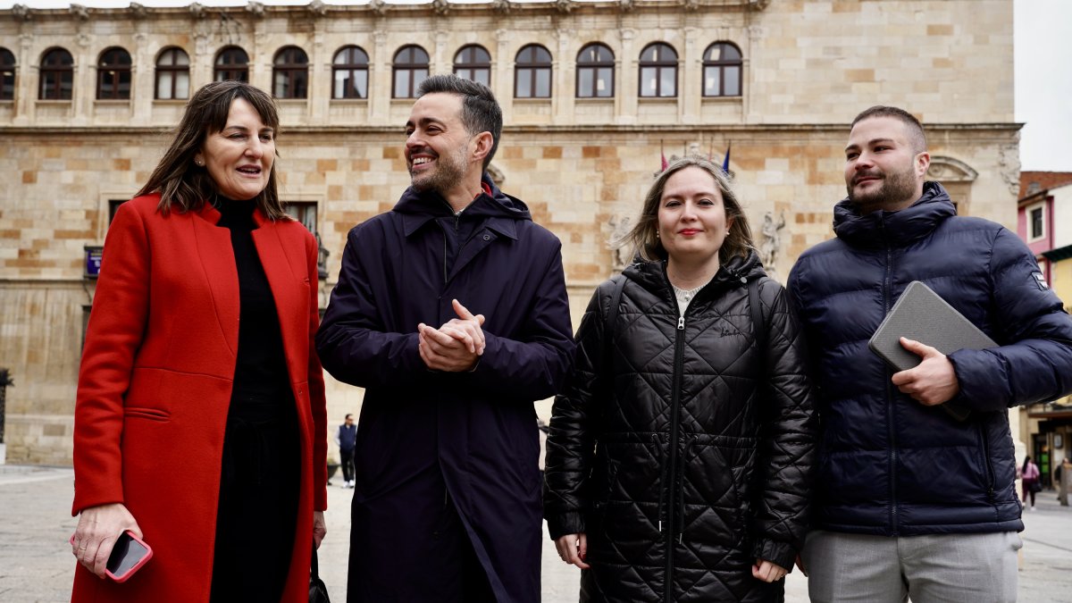 El candidato a la secretaría provincial del PSOE de León, Diego Moreno, atiende a los medios de comunicación.