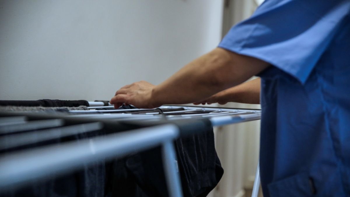 El aumento de costes y exigencias en los contratos a las empleadas del hogar ha reducido el número de afiliados.