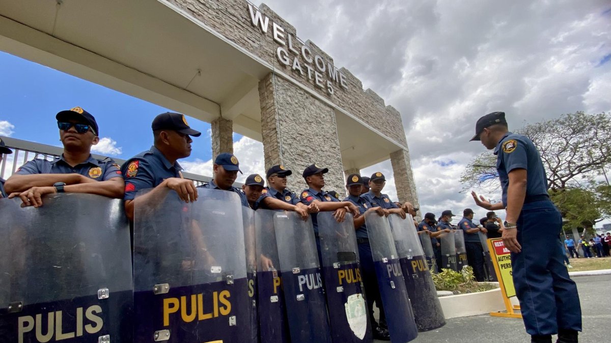 Un grupo de policías antidisturbios frente al aeródromo donde fue detenido el expresidente filipino Rodrigo Duterte.
EFE/EPA/FRANCIS R. MALASIG