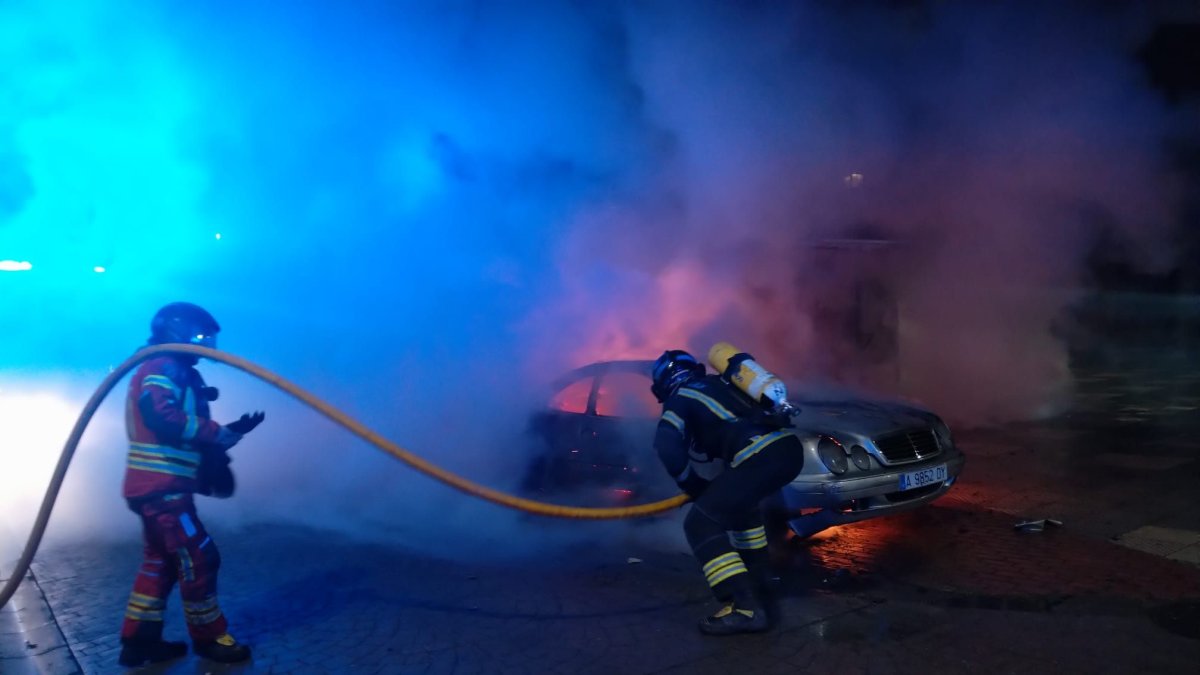Dos incendios de madrugada en coches en Ponferrada y Bembibre